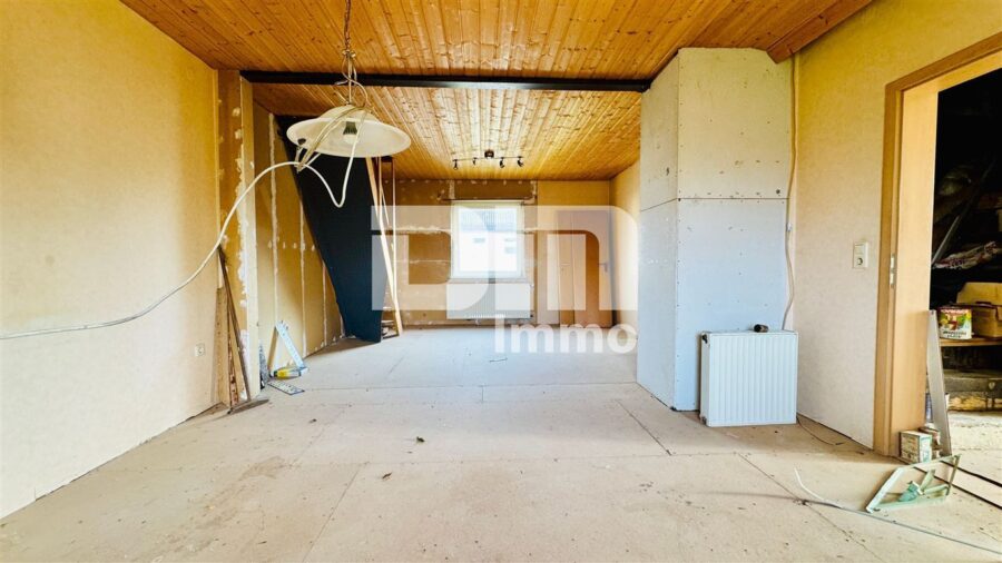 Handwerkertraum mit XL-Grundstück: Doppelhaushälfte mit Nebengebäude zur Sanierung - DG Schlafzimmer / Wohnzimmer